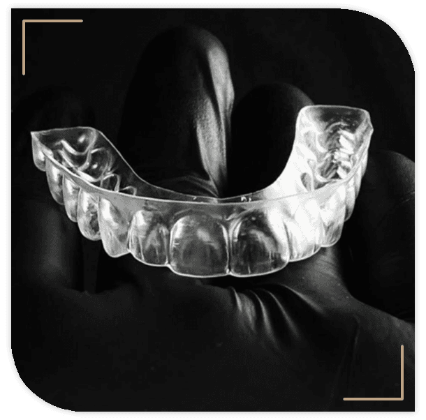 Alinhador invisível transparente usado nos tratamentos da Clínica Vita Implantes, em Goiânia